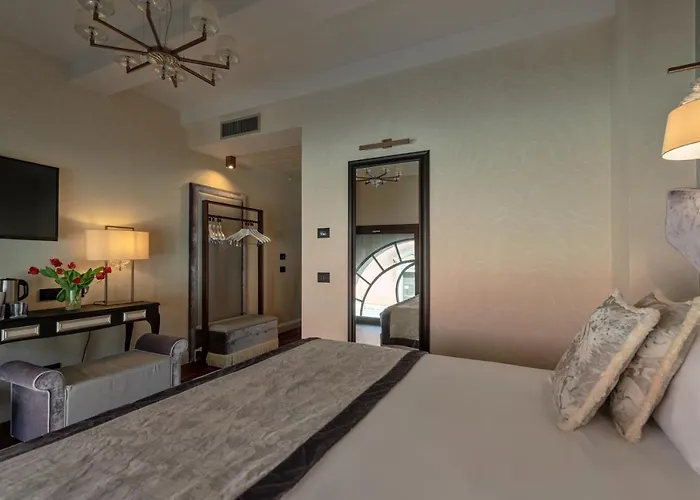 Palazzo Veneziano - Venice Collection